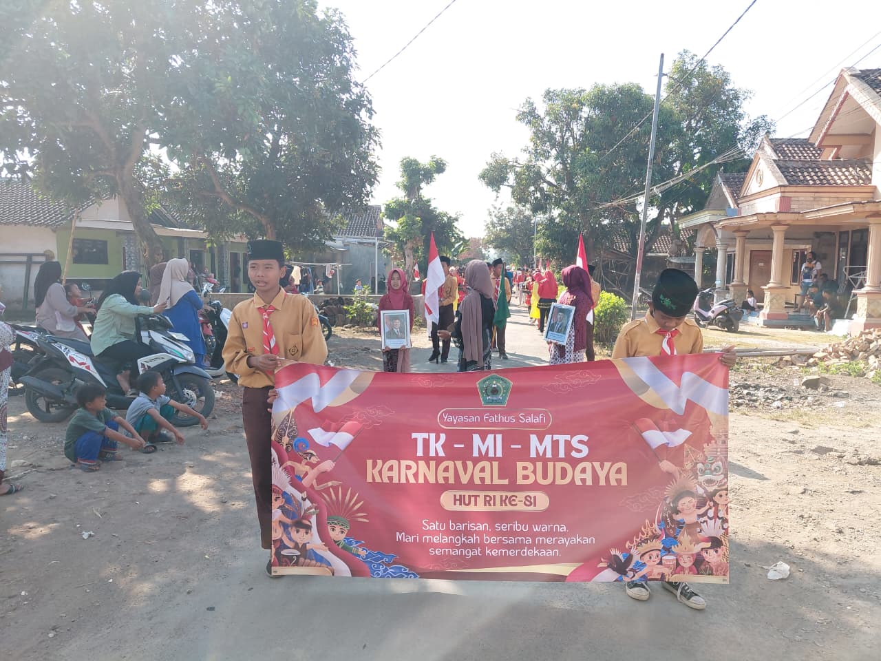 Semarak HUT RI ke-81, Yayasan Fathus Salafi Gelar Karnaval Budaya Bersama TK, MI, dan MTs